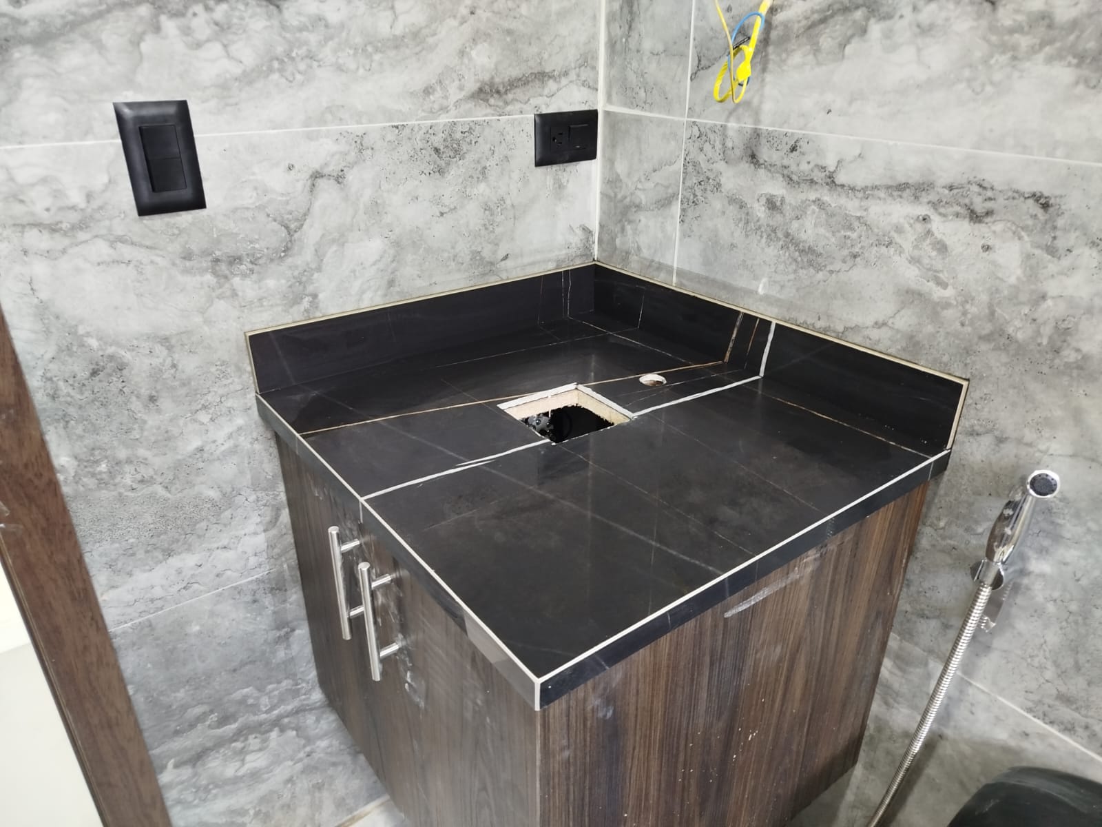 Mueble de baño contemporáneo a medida con cajones y puertas de perfil fino